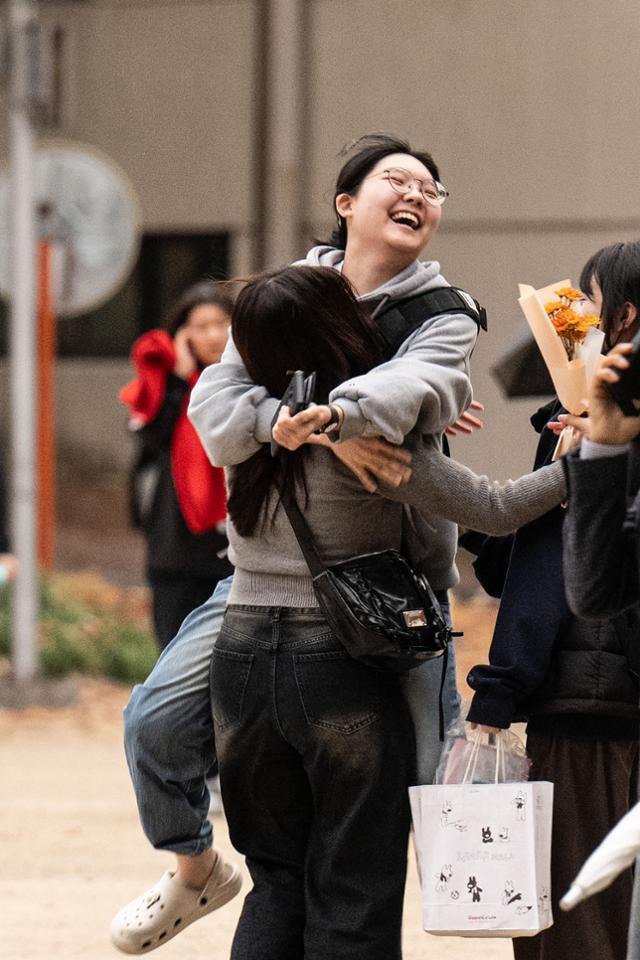 2025학년도 대학수학능력시험이 치러진 14일 서울 중구 이화여자외국어고등학교에서 수능을 본 수험생들이 고사장을 나와 가족·친구의 격려를 받고 있다. 이한호 기자