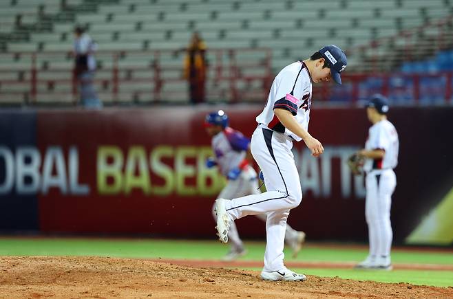 <yonhap photo-6647="">14일 오후 대만 타이베이 톈무야구장에서 열린 세계야구소프트볼연맹(WBSC) 프리미어12 2024 B조 조별리그 대한민국과 쿠바의 경기. 8회초 무사 1루에서 쿠바의 요엘키스 기베르트에게 투런을 허용한 김택연이 아쉬워하고 있다. 사진=연합뉴스</yonhap>