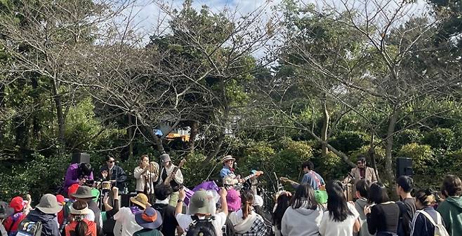 3일간의 걷기축제를 마치고 폐막식 현장에서 공연을 즐기는 참가자들 (제주올레 제공)