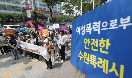 지난 5월24일 오전 경기 수원시 팔달구 수원시청 인근에서 열린 '연쇄 성폭행범 박병화 수원퇴거 촉구 합동 집회'에서 참석자들이 박병화의 수원퇴거를 요구하며 구호를 외치고 있다. 뉴스1