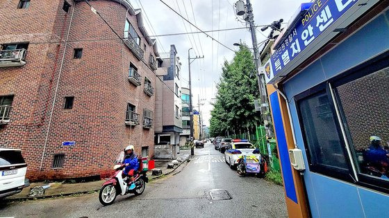 아동 성범죄자 조두순이 거주하던 경기 안산시 단원구 와동의 한 다가구주택. 주거지 바로 앞에 안산단원경찰서 특별치안센터가 자리 잡고 와동파출소 경찰관 2명이 1개조로 24시간 주변을 지켰다. 손성배 기자