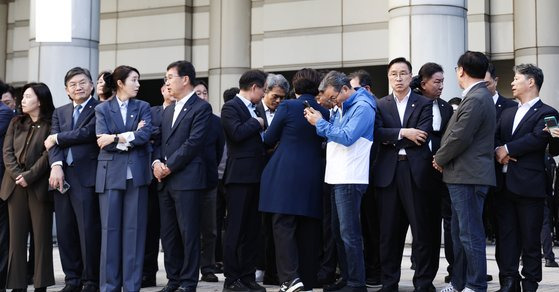 이재명 더불어민주당 대표의 공직선거법 위반 혐의 관련 1심 선고 공판이 열린 15일 오후 서울중앙지법에 더불어민주당 의원들이 모여 있다. 최기웅 기자.