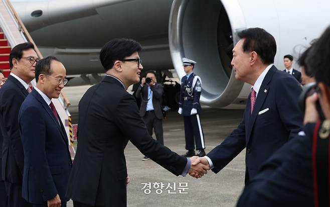 아시아태평양경제협력체(APEC)와 주요 20개국(G20) 정상회의 참석을 위해 순방에 나선 윤석열 대통령이 14일 경기 성남 서울공항에서 환송 나온 한동훈 국민의힘 대표와 악수하고 있다. 대통령실사진기자단