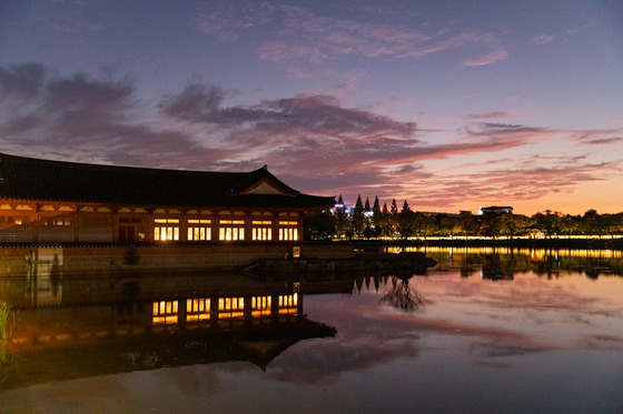 Yeonhwajeong Library in Jeonju, North Jeolla, is a hanok library located in Deokjin Park overlooking a pond. [JOONGANG ILBO]