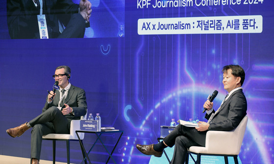 John Ridding, CEO of Financial Times Group, left, and Park Chang-hee, CEO of JoongAng Ilbo, discuss the future of jounalism in a session of KPF Journalism Conference 2024 in central Seoul on Friday. [JEON MIN-KYU]