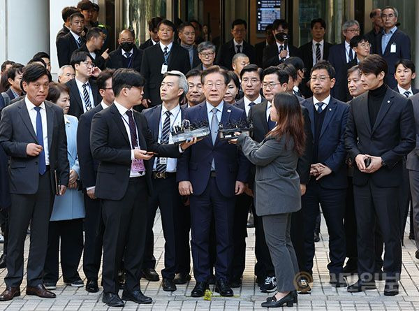 더불어민주당 이재명 대표가 15일 오후 서울 서초구 서울중앙지법에서 열린 공직선거법 위반 혐의 관련 1심 선고 공판을 마친 뒤 취재진 질문에 답하고 있다. 이날 서울중앙지법 형사합의34부(한성진 부장판사)는 공직선거법 위반 혐의로 불구속기소된 이 대표에게 징역 1년에 집행유예 2년을 선고했다.