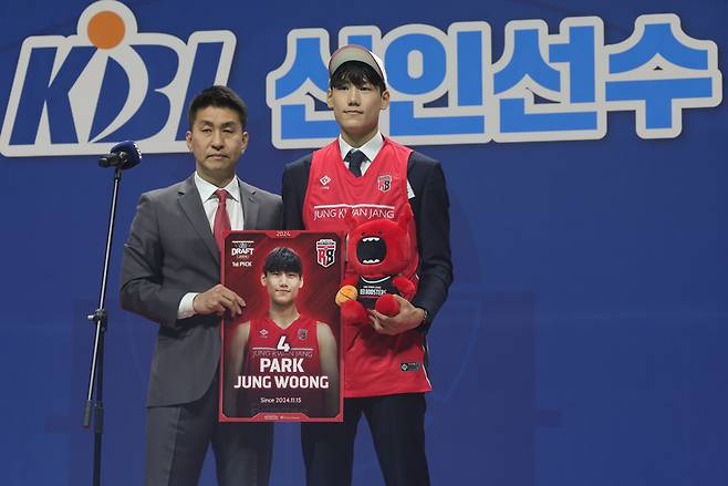 2024 KBL 신인 드래프트 전체 1순위 박정웅(오른쪽)과 정관장 김상식 감독 / 사진=연합뉴스