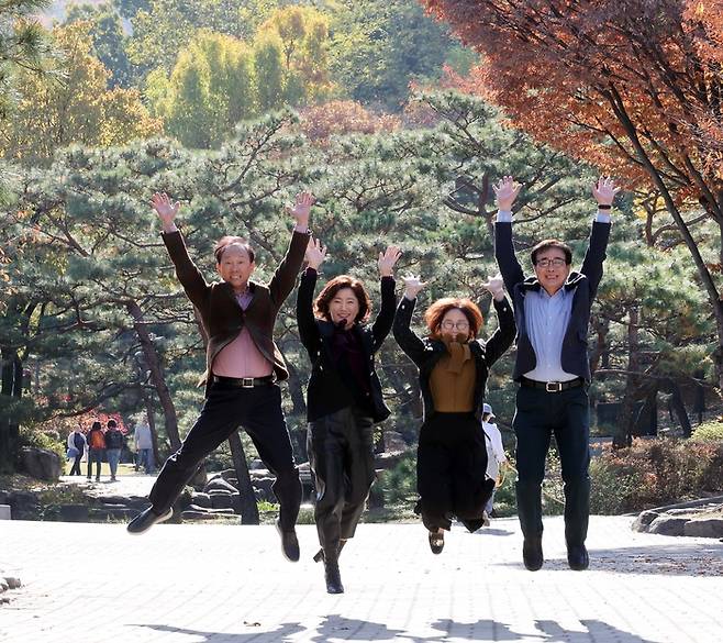 지난 10일 서울 중구 남산한옥마을에서 인생 제2막 사는 액티브 시니어들이 점프를 하고 있다. [한주형 기자]