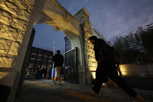 수능 시험이 치뤄진 지난 14일 시험을 치르기 위해 서울 강남구 휘문고등학교 교문을 들어가는 학생들의 모습.  [연합뉴스]