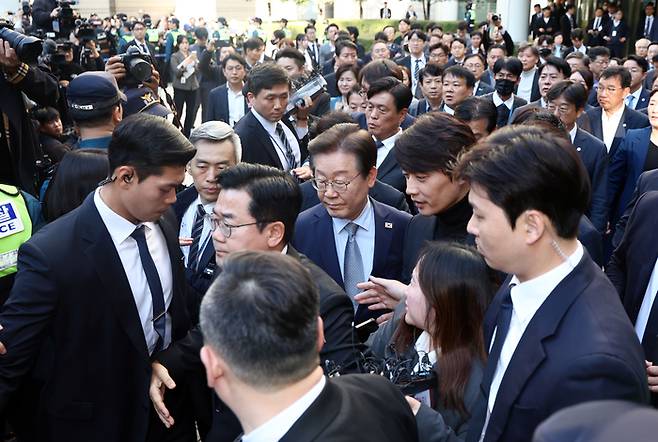 더불어민주당 이재명 대표가 15일 오후 서울 서초구 서울중앙지법에서 열린 공직선거법 위반 혐의 관련 1심 선고 공판을 마친 뒤 법원 청사를 나서고 있다.[사진출처 = 연합뉴스]