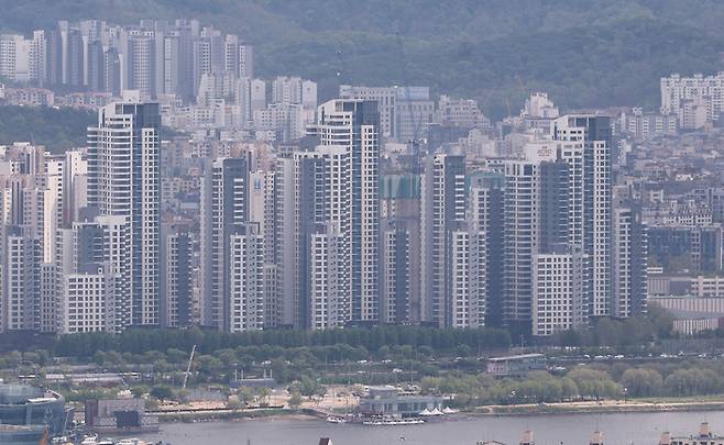 남산에서 바라본 반포동 아크로리버파크. 사진과 기사는 관련 없음. [이충우 기자]