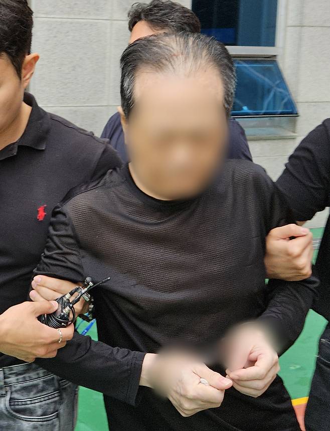 충북 청주에서 동생을 때려 숨지게 한 혐의를 받는 60대 남성이 지난 7월 청주지법에서 구속 전 피의자 심문(영장실질심사)을 마친 뒤 이동하는 모습./사진=뉴스1