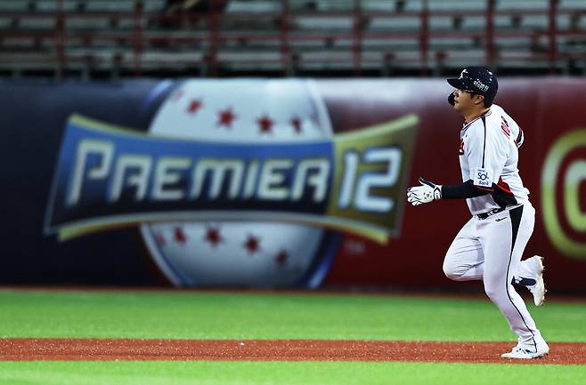 14일(현지 시간) 오후 대만 타이베이시 톈무 야구장에서 열린 2024 WBSC 프리미어12 B조 예선 대한민국과 쿠바의 경기, 2회말 대한민국 공격 2사 상황에서 문보경이 2루타를 치며 진루하고 있다. /사진=뉴스1