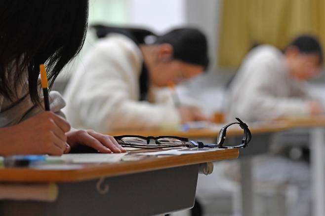 경남지역 2025학년도 대학수학능력시험(수능) 부정행위가 지난해보다 3건 늘었다. 사진은 수능 당일 14일 오전 경북도교육청 80지구 제11시험장인 포항시 남구 영일고등학교에서 수험생들이 1교시 답안지 작성을 하는 모습. /사진=뉴스1