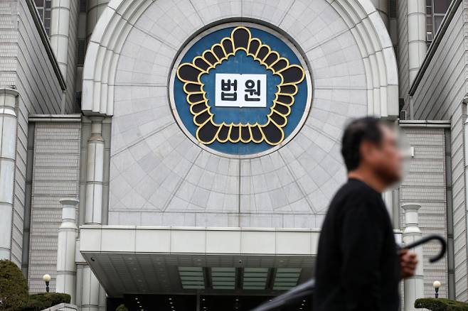 서울중앙지방법원은 지난 14일 야놀자 외 1인 측에 피고 측의 청구금액 절반을 지급하라는 화해권고결정문을 내렸다. 지급 시한은 이달 20일까지다. 14일 서울 서초구 서울중앙지방법원 청사의 모습이 보이고 있다. /사진=뉴스1