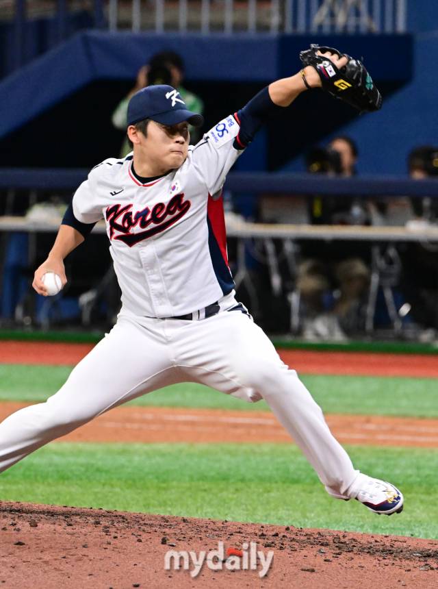대한민국 야구대표팀 박영현이 6일 오후 서울 고척스카이돔에서 진행된 상무와의 연습 경기에서 역투를 하고 있다.