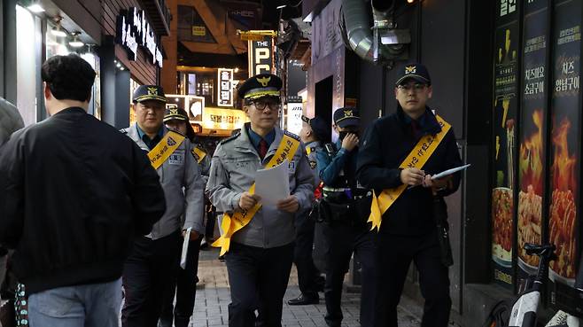 최인규 관악경찰서장이 수능시험이 끝난 지난 14일 저녁 서울 신림역 일대에서 학교폭력·청소년비행 예방 캠페인과 순찰을 하고 있다.[관악경찰서 제공]