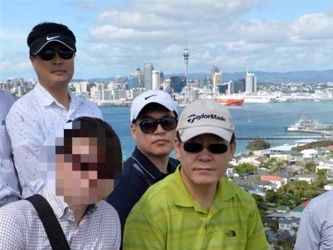 2021년 당시 이기인 국민의힘 성남시의원이 이재명 더불어민주당 대표와 故김문기 전 성남도시개발공사 1처장의 친분 관계를 주장하며 제기한 사진. 이 대표는 해당 사진이 전체의 일부를 잘라내 ‘조작’한 것이라 주장했다.