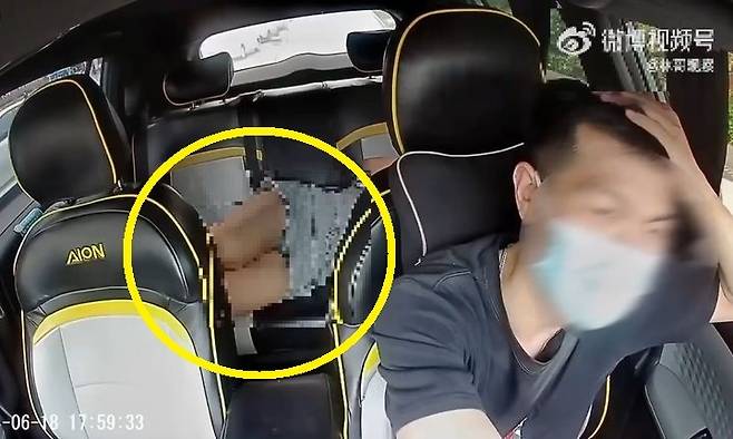 중국에서 짧은 치마를 입은 여성 승객이 택시 뒷자리에서 드러눕고 다리를 올리는 등 돌발행동을 하는 장면이 블랙박스에 찍혀 비난을 샀다. [웨이보]