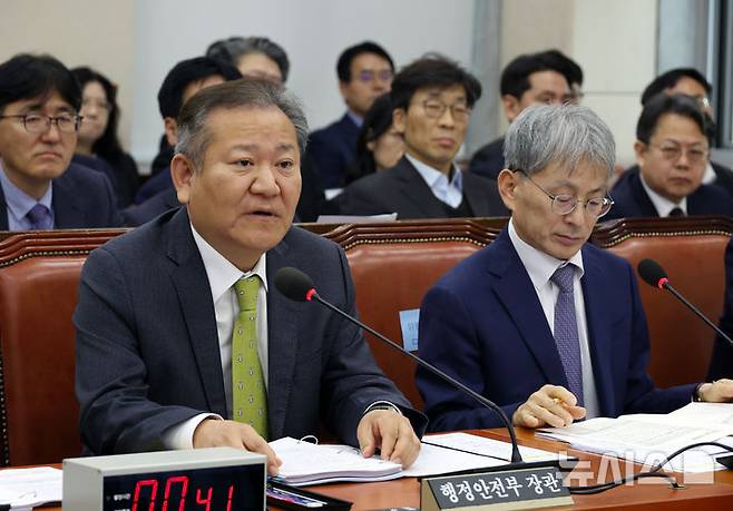 [서울=뉴시스] 고승민 기자 = 이상민 행정안전부 장관이 지난 14일 서울 여의도 국회에서 열린 제418회 국회(정기회) 행정안전위원회 전체회의에서 의원 질의에 답하고 있다. 2024.11.14. kkssmm99@newsis.com