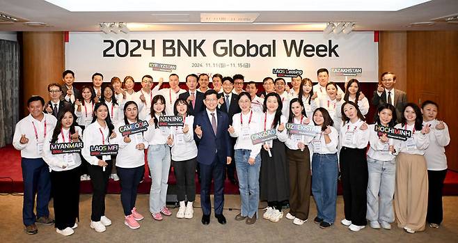 [부산=뉴시스] BNK금융그룹은 계열사의 해외 현지 직원들을 초청해 '2024 BNK 글로벌 위크' 기업문화 워크숍을 개최했다고 15일 밝혔다. (사진=BNK금융그룹 제공) 2024.11.15. photo@newsis.com *재판매 및 DB 금지