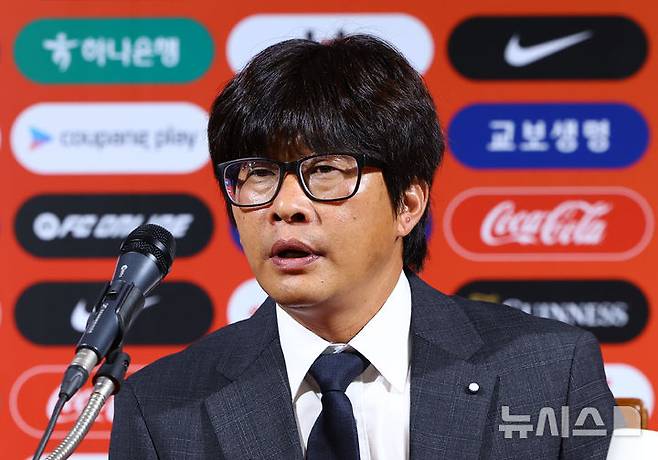 [서울=뉴시스] 황준선 기자 = 신상우 신임 대한민국 여자 축구국가대표팀 감독이 17일 오전 서울 종로구 축구회관에서 열린 취임 기자회견에서 발언하고 있다. 2024.10.17. hwang@newsis.com