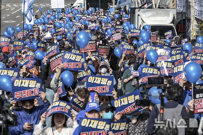 [서울=뉴시스] 정병혁 기자 = 이재명 더불어민주당 대표의 선거법 위반 사건 관련 1심 선고 재판을 앞둔 15일 서울 서초구 서울중앙지방검찰청 인근에서 이재명 대표의 무죄 판결을 촉구하는 집회를 하고 있다. 2024.11.15. jhope@newsis.com