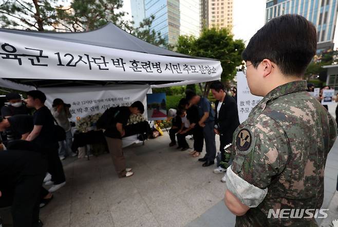 [서울=뉴시스] 홍효식 기자 = 지난 6월19일 오후 서울 용산역 광장에 마련된 군기훈련(얼차려)을 받다 사망한 육군 12사단 신병교육대 박 훈련병 시민 추모 분향소를 찾은 한 예비군이 헌화하기 위해 기다리고 있다. 2024.06.19. yesphoto@newsis.com