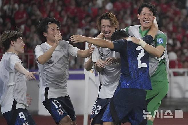 [자카르타=AP/뉴시스] 일본 남자 축구 대표팀이 15일 인도네시아와의 경기에서 득점 후 기뻐하고 있다. 2024.11.15.