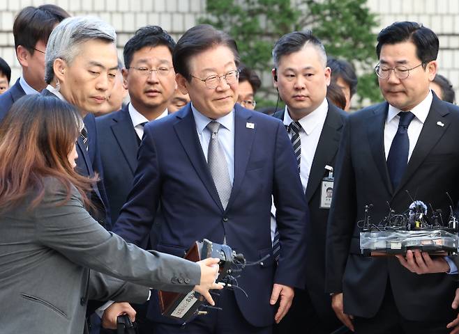 공직선거법상 허위사실 공표 혐의를 받는 더불어민주당 이재명 대표가 15일 오후 서울 서초구 서울중앙지법에서 열린 1심 선고공판에 출석하고 있다. 연합뉴스