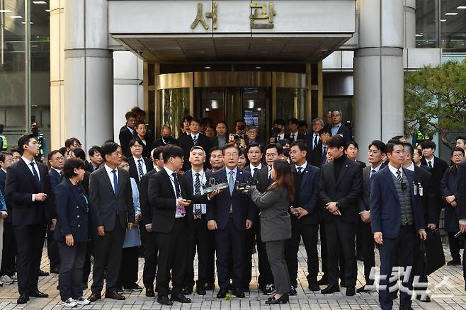 이재명 더불어민주당 대표가 15일 오후 서울 서초구 서울중앙지방법원에서 열린 '공직선거법 위반' 1심 선고 공판에서 징역 1년에 집행유예 2년을 선고 받은 뒤 법정을 나서고 있다. 류영주 기자