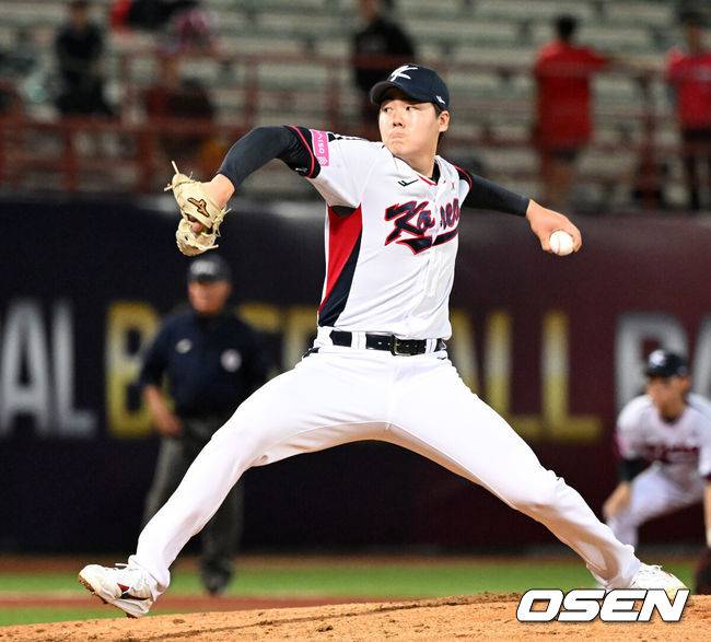 [OSEN=타이베이(대만), 이대선 기자] 10일 오후 대만 타이베이 티엔무야구장에서 2024 WBSC 프리미어12 대회에 앞서 대한민국과 대만 웨이치안 드래곤즈의 연습 경기가 열렸다.2015년 프리미어12 초대 우승을 차지한 대표팀은 3회 대회를 맞아 대만, 쿠바, 일본, 도미니카공화국, 호주와 B조에 편성됐다. 조별예선에서 최소 2위에 올라야 슈퍼라운드가 열리는 일본 도쿄돔으로 향할 수 있으며, 대표팀의 목표는 슈퍼라운드 진출이다.3회초 한국 최승용이 역투하고 있다. 2024.11.10 /sunday@osen.co.kr