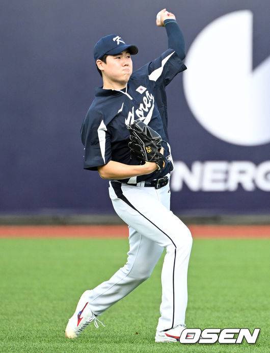 [OSEN=타이베이(대만), 이대선 기자] 류중일 감독이 이끄는 프리미어12 야구대표팀이 9일 오후 대만 티엔무야구장에서 훈련을 진행했다.류중일 감독이 이끄는 야구대표팀은 대만, 쿠바, 일본, 도미니카공화국, 호주와 프리미어12 B조에 편성됐다. 지난 8일 결전지 대만 타이베이에 입성한 류중일호는 9일 훈련, 10일 대만 프로팀과의 연습경기, 12일 훈련으로 현지 분위기를 익힌&nbsp;뒤 13일 타이베이돔에서 대만과 B조 예선 첫 경기를 치른다.조별예선에서 최소 2위에 올라야 슈퍼라운드가 열리는 일본 도쿄돔으로 향할 수 있으며, 대표팀의 목표는 슈퍼라운드 진출이다.최승용이 캐치볼을 하고 있다. 2024.11.09 /sunday@osen.co.kr