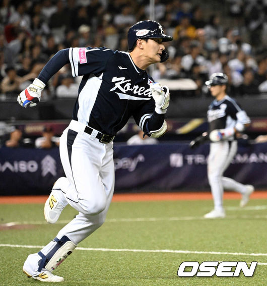 [OSEN=타이베이(대만), 이대선 기자] 15일 오후 대만 타이베이돔에서 세계야구소프트볼연맹(WBSC) 프리미어12 2024 B조 대한민국과 일본의 경기가 열렸다.대한민국은 3차전 선발투수로 최승용, 일본은 다카하시 히로토를 내세웠다.5회초 2사 3루에서 대한민국 윤동희가 대타로 나서 역전 1타점 좌중간 2루타를 날리며 전력질주를 하고 있다. 2024.11.15 /sunday@osen.co.kr