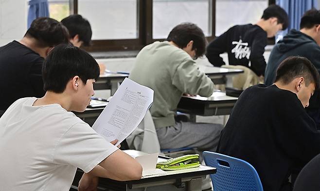 2025학년도 대학수학능력시험(수능)이 실시된 14일 한 고등학교에서 수험생들이 시험 시작을 기다리고 있다. 공동취재사진