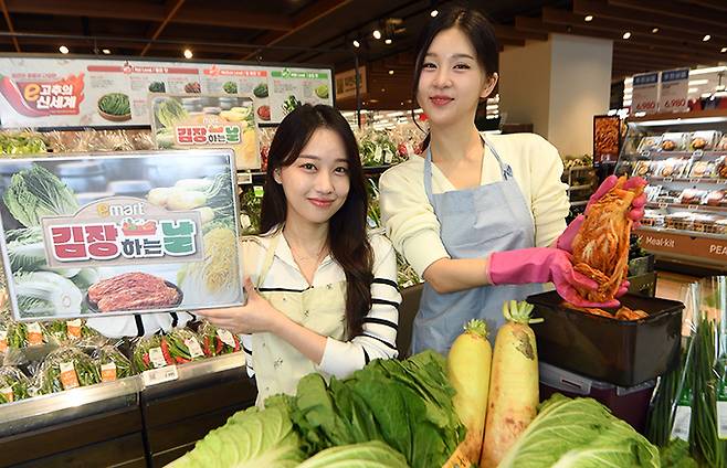 15일 오전 서울 용산구 이마트 용산점에서 모델들이 김장대전 홍보를 하고 있다.