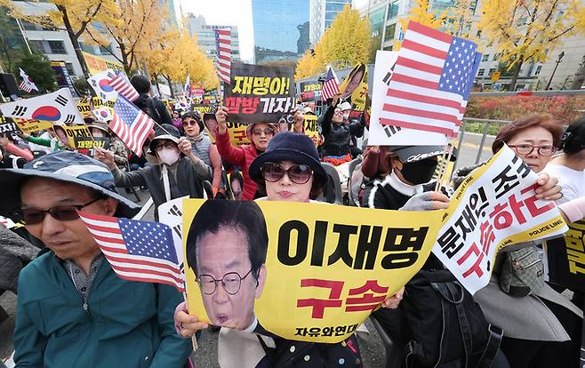 신자유연대와 자유민주국민운동 등 회원들이 15일 서울 서초구 서울중앙지방법원 앞에서 이재명 더불어민주당 대표 규탄 집회를 하고 있다.   뉴스1