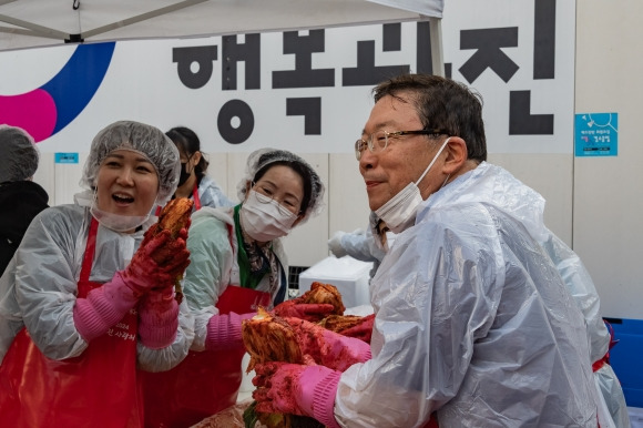 김경호(오른쪽) 서울 광진구청장이 구민들과 김장 봉사를 하고 있다. 광진구 제공