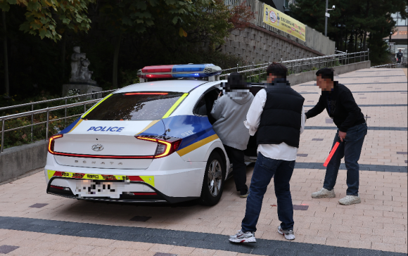 2025학년도 대학수학능력시험일인 14일 오전 서울시교육청 12지구 제22시험장인 서울 마포구 홍익대학교사범대학부속여자고등학교에서 한 수험생이 경찰차에 탑승해 시험장으로 향하고 있다. 2024.11.14 뉴스1