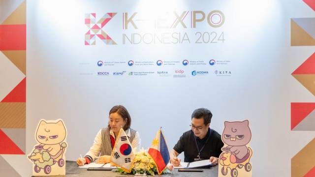 정윤정 메리버스스튜디오 대표가 14일 인도네시아 자카르타에서 열린 K-박람회에서 필리핀 엔터사 블랙스타와 캐릭터 지적재산권 라이선싱 양해각서(MOU)를 체결하고 있다. 사진 제공=콘진원