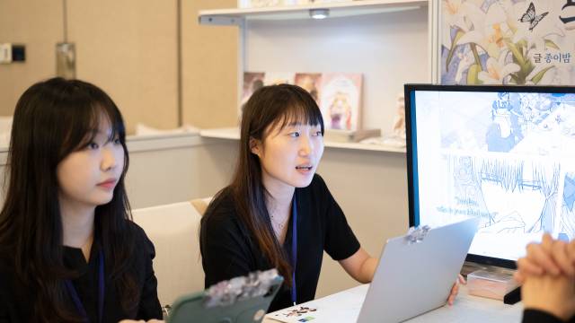 14일 인도네시아 자카르타에서 열린 K-박람회에서 참여한 씨앤씨 레볼루션의 박지원(오른쪽) 매니저와 임예린 매니저가 서울경제와 인터뷰를 하고 있다. 사진 제공=콘진원