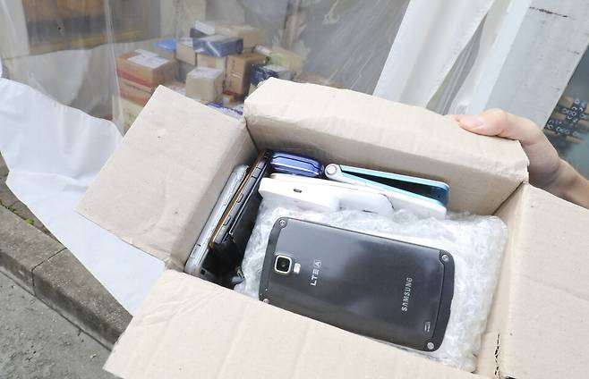 2023년 9월11일 오전 경기 용인시 수도권자원순환센터로 배달된 폐휴대폰들이 쌓여있다. ⓒ 시사저널 박정훈