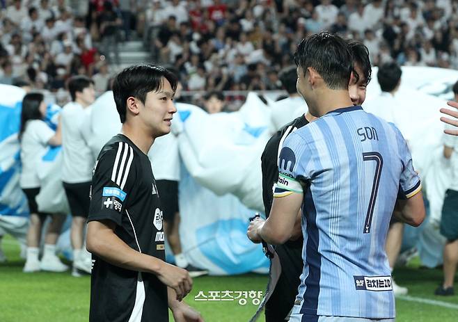 토트넘 손흥민이 지난7월 서울 마포구 서울월드컵경기장에서 열린 2024쿠팡플레이시리즈 팀 K리그와의 경기 전 토트넘으로의 이적을 확정한 양민혁과 인사하고 있다.  권도현 기자