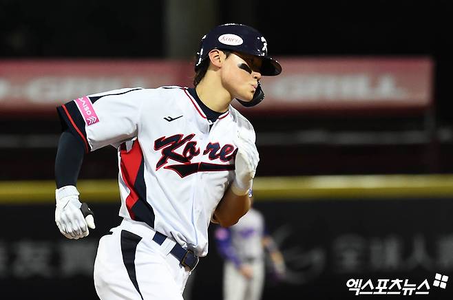 한국 야구대표팀 김도영이 14일 대만 타이베이 톈무야구장에서 열린 2024 세계야구소프트볼연맹 프리미어12 조별리그 B조 2차전 쿠바와의 경기에서 2회말 6-0을 만드는 만루홈런을 때려낸 뒤 베이스를 돌고 있다. 김도영은 이날 멀티홈런을 터트렸고 한국은 8-4 승리로 대회 첫 승을 신고했다. 타이베이(대만), 박지영 기자
