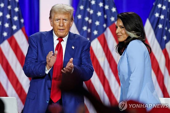 트럼프 미국 대통령 당선인과 개버드 국가정보국장 지명자 [AFP 연합뉴스 자료사진. 재판매 및 DB 금지]