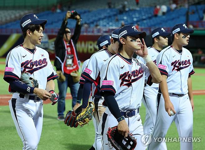 '이제는 한일전 준비' (타이베이=연합뉴스) 한종찬 기자 = 14일 오후 대만 타이베이 톈무야구장에서 열린 세계야구소프트볼연맹(WBSC) 프리미어12 2024 B조 조별리그 대한민국과 쿠바의 경기. 8-4로 승리를 거둔 대한민국 김도영, 송성문, 김서현 등 선수들이 더그아웃으로 향하고 있다. 2024.11.14 saba@yna.co.kr