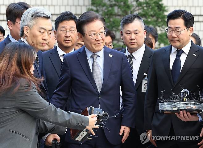 1심 선고공판 출석하는 이재명 대표 (서울=연합뉴스) 김도훈 기자 = 공직선거법상 허위 사실 공표 혐의를 받는 더불어민주당 이재명 대표가 15일 오후 서울 서초구 서울중앙지법에서 열린 1심 선고공판에 출석하고 있다. 2024.11.15 superdoo82@yna.co.kr