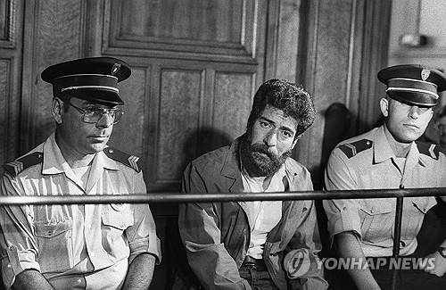 프랑스서 수감생활 한 조르주 이브라힘 압달라(가운데) [AFP 연합뉴스 자료사진. 재판매 및 DB 금지]