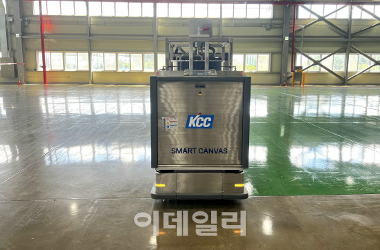 KCC 도장로봇 SMART CANVAS가 KCC 안성공장 바닥면을 로봇전용 에폭시 도료로 도장하고 있다.(사진=KCC)