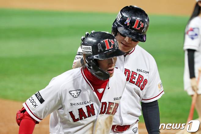 2일 오후 인천시 미추홀구 SSG 랜더스필드에서 열린 프로야구 '2022 신한은행 SOL KBO 포스트시즌' 한국시리즈 2차전 키움 히어로즈와 SSG 랜더스의 경기 5회말 SSG 공격 1사 주자 1루 상황 최지훈이 투런 홈런을 치고 홈인하고 있다. 2022.11.2/뉴스1 ⓒ News1 이승배 기자